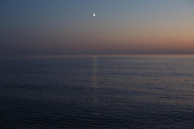 Foto schöner blick auf das meer gegen den himmel in der dämmerung