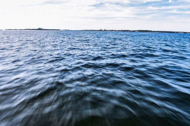 Schöner Blick auf das Meer gegen den Himmel