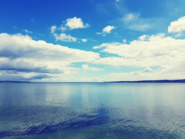 Foto schöner blick auf das meer gegen den himmel