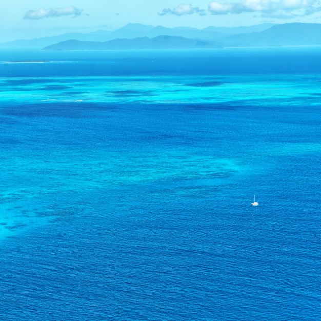 Schöner Blick auf das Meer gegen den Himmel