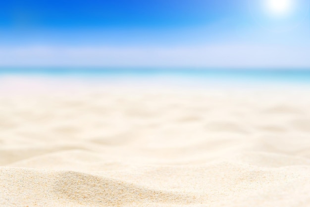 Schöner Blick auf das Meer gegen den klaren blauen Himmel