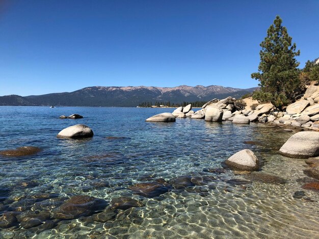 Foto schöner blick auf das meer gegen den klaren blauen himmel