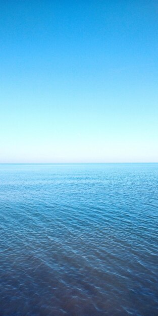 Foto schöner blick auf das meer gegen den klaren blauen himmel