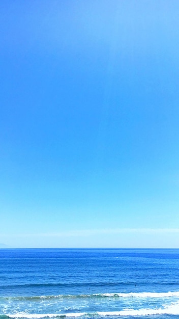 Schöner Blick auf das Meer gegen den klaren blauen Himmel