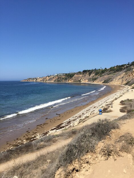 Foto schöner blick auf das meer gegen den klaren blauen himmel