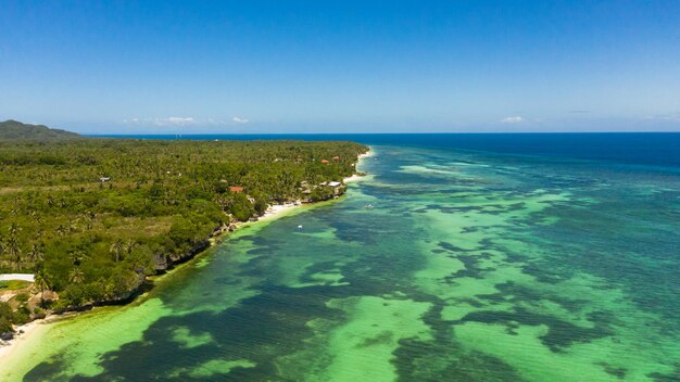 Foto schöner blick auf das meer gegen den klaren blauen himmel