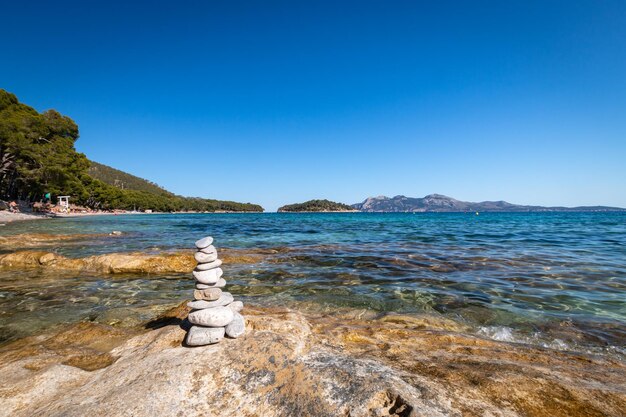 Foto schöner blick auf das meer gegen den klaren blauen himmel