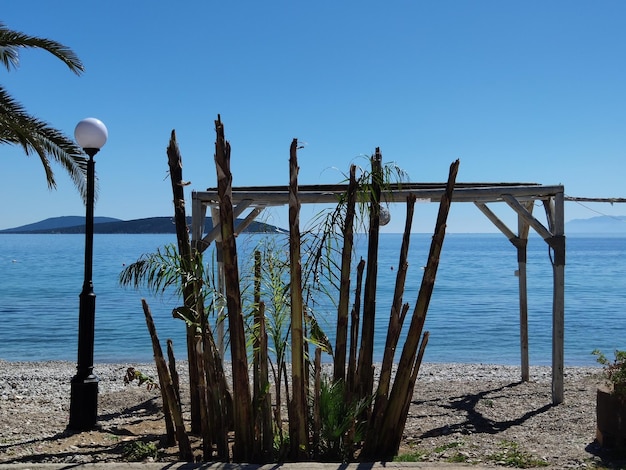 Schöner Blick auf das Meer gegen den klaren blauen Himmel