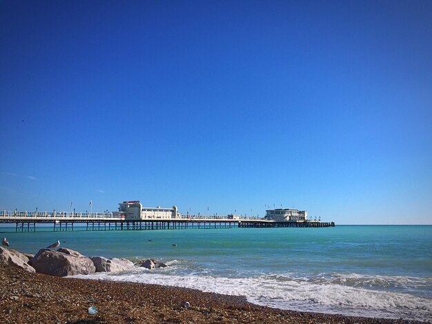 Foto schöner blick auf das meer gegen den klaren blauen himmel