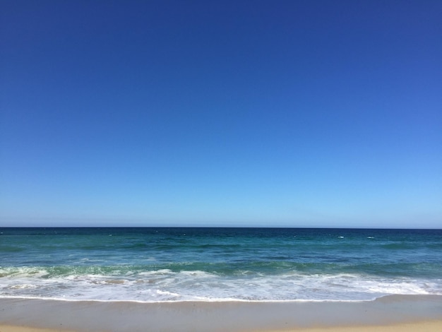 Foto schöner blick auf das meer gegen den klaren blauen himmel