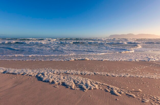 Schöner Blick auf das Meer gegen den klaren blauen Himmel