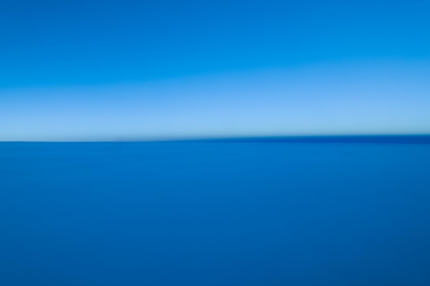 Foto schöner blick auf das meer gegen den klaren blauen himmel