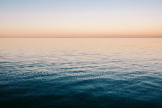 Foto schöner blick auf das meer gegen den klaren himmel bei sonnenuntergang