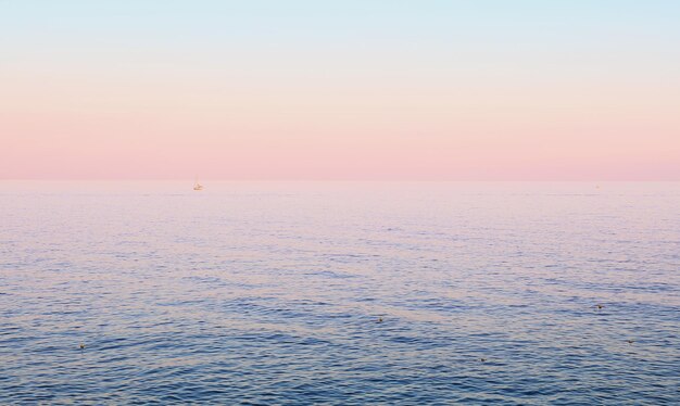 Foto schöner blick auf das meer gegen den klaren himmel beim sonnenuntergang