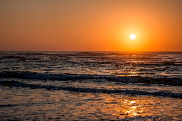 Schöner Blick auf das Meer gegen den klaren Himmel beim Sonnenuntergang
