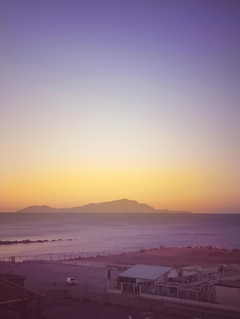 Schöner Blick auf das Meer gegen den klaren Himmel beim Sonnenuntergang