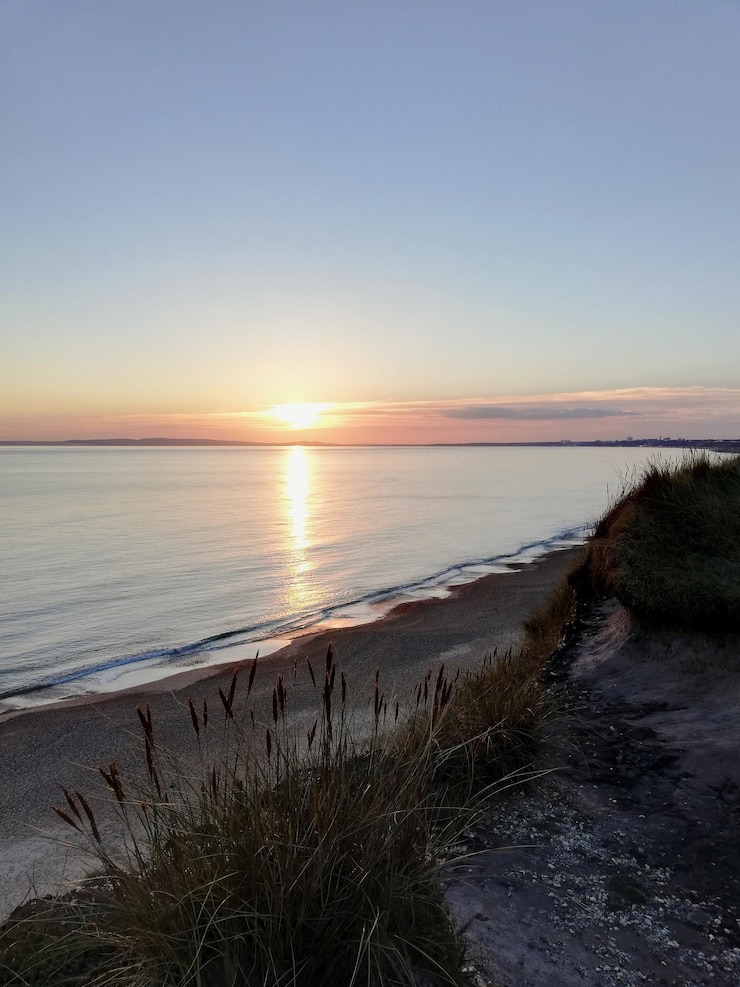 Foto schöner blick auf das meer gegen den klaren himmel beim sonnenuntergang