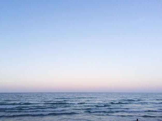 Foto schöner blick auf das meer gegen den klaren himmel beim sonnenuntergang