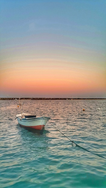 Schöner Blick auf das Meer gegen den klaren Himmel beim Sonnenuntergang