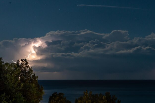 Foto schöner blick auf das meer gegen den nachthimmel