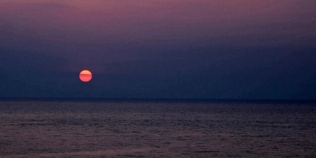 Foto schöner blick auf das meer gegen den nachthimmel