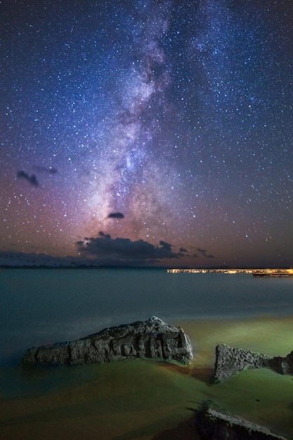 Schöner Blick auf das Meer gegen den Nachthimmel