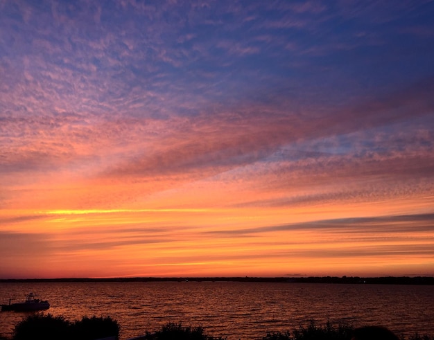 Schöner Blick auf das Meer gegen den orangefarbenen Himmel