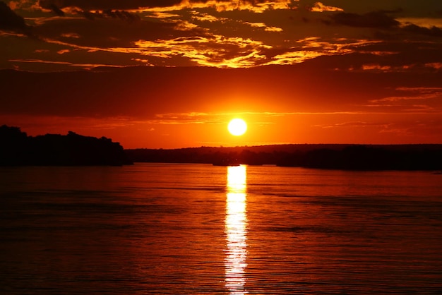 Foto schöner blick auf das meer gegen den orangefarbenen himmel