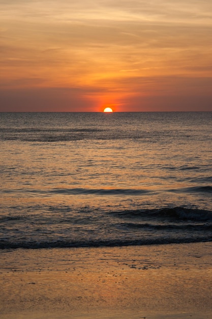 Schöner Blick auf das Meer gegen den orangefarbenen Himmel