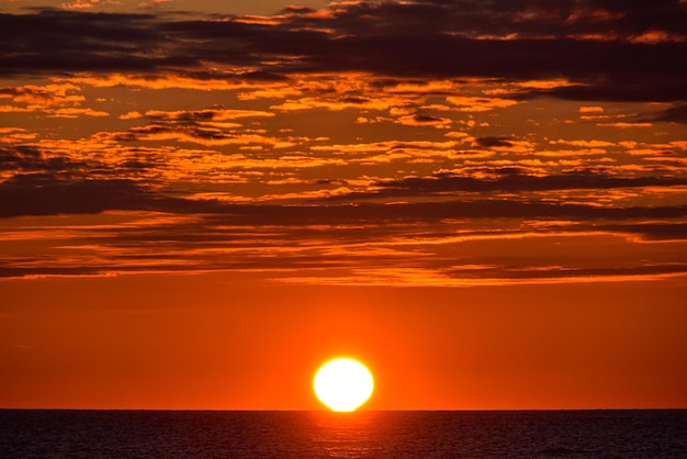 Schöner Blick auf das Meer gegen den romantischen Himmel beim Sonnenuntergang