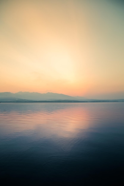 Foto schöner blick auf das meer gegen den romantischen himmel beim sonnenuntergang