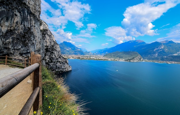 Foto schöner blick auf das meer und die berge gegen den himmel