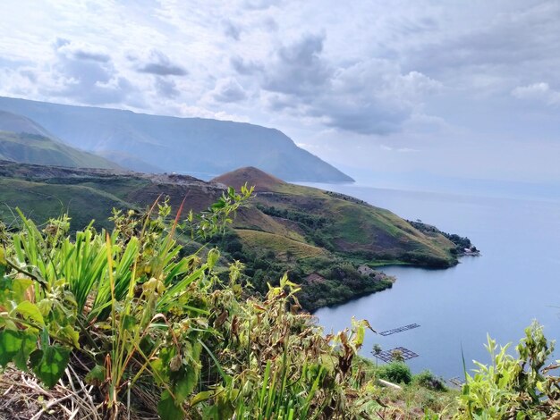 Foto schöner blick auf das meer und die berge gegen den himmel