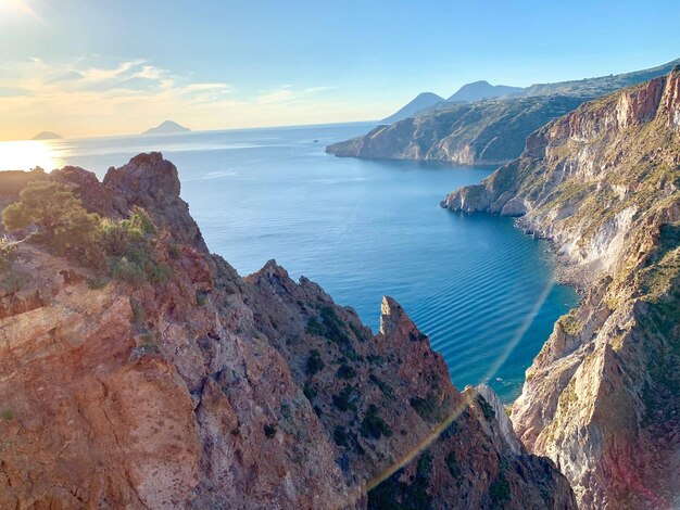 Foto schöner blick auf das meer und die berge gegen den himmel