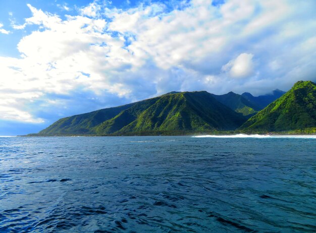 Foto schöner blick auf das meer und die berge gegen den himmel