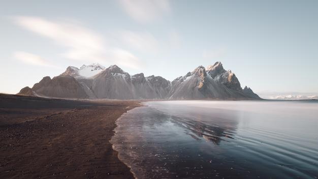 Schöner Blick auf das Meer und die Berge gegen den Himmel