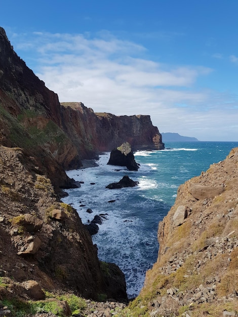 Foto schöner blick auf das meer und die berge gegen den himmel