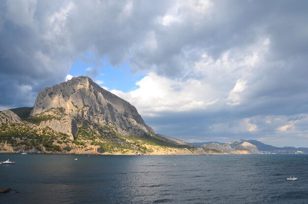 Foto schöner blick auf das meer und die berge gegen den himmel