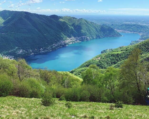 Schöner Blick auf das Meer und die Berge gegen den Himmel