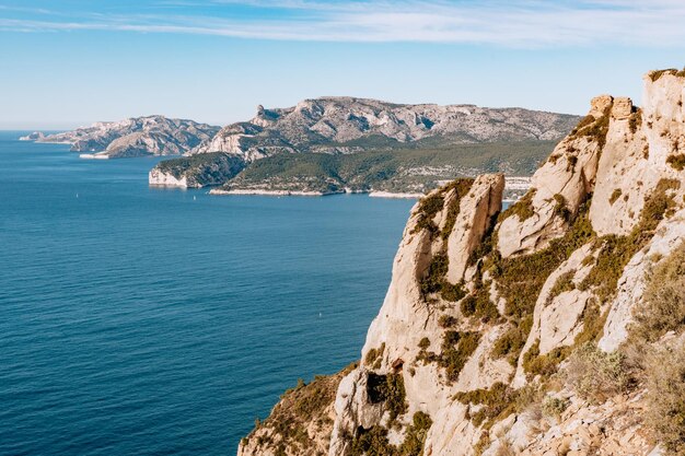 Foto schöner blick auf das meer und die berge gegen den himmel