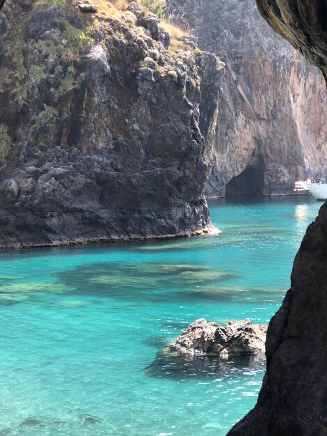 Foto schöner blick auf das meer und die felsen