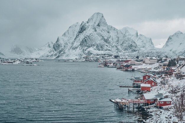 Foto schöner blick auf das meer und die schneebedeckten berge gegen den himmel