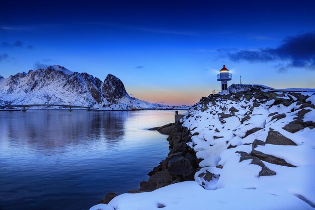 Foto schöner blick auf das meer und die schneebedeckten berge vor dem blauen himmel