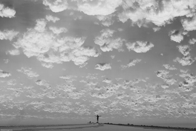 Foto schöner blick auf das meer vor bewölktem himmel