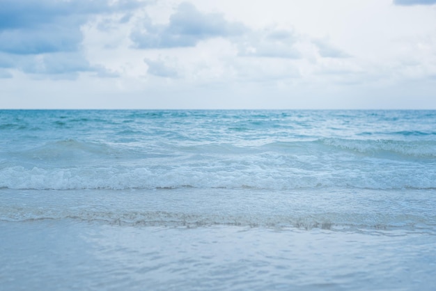 Schöner Blick auf das Meer vor bewölktem Himmel