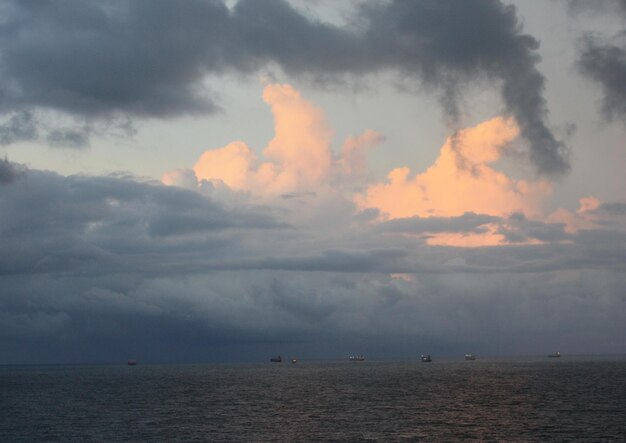 Foto schöner blick auf das meer vor bewölktem himmel