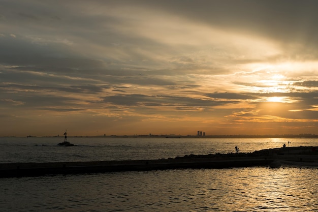 Schöner Blick auf das Meer vor bewölktem Himmel