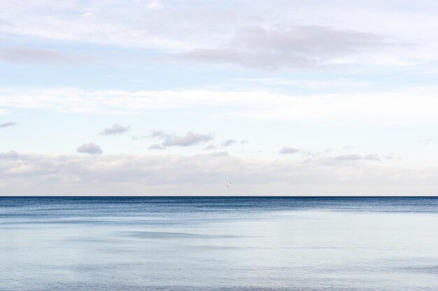 Foto schöner blick auf das meer vor bewölktem himmel