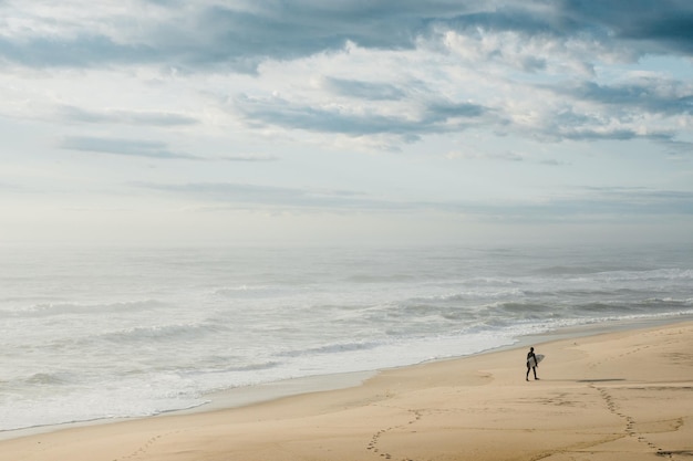 Schöner Blick auf das Meer vor bewölktem Himmel