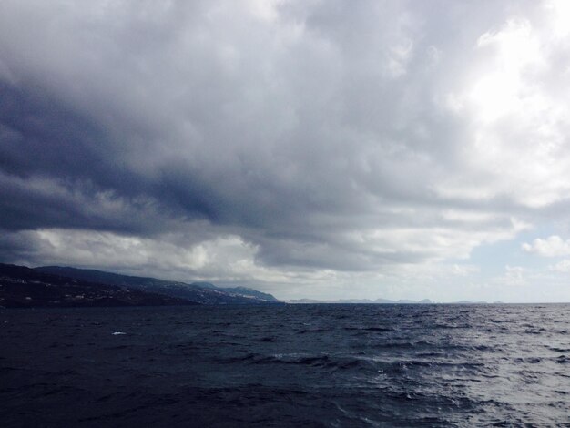 Foto schöner blick auf das meer vor bewölktem himmel